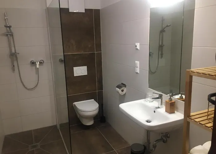 Neben Dem Schloss Porcia Apartment